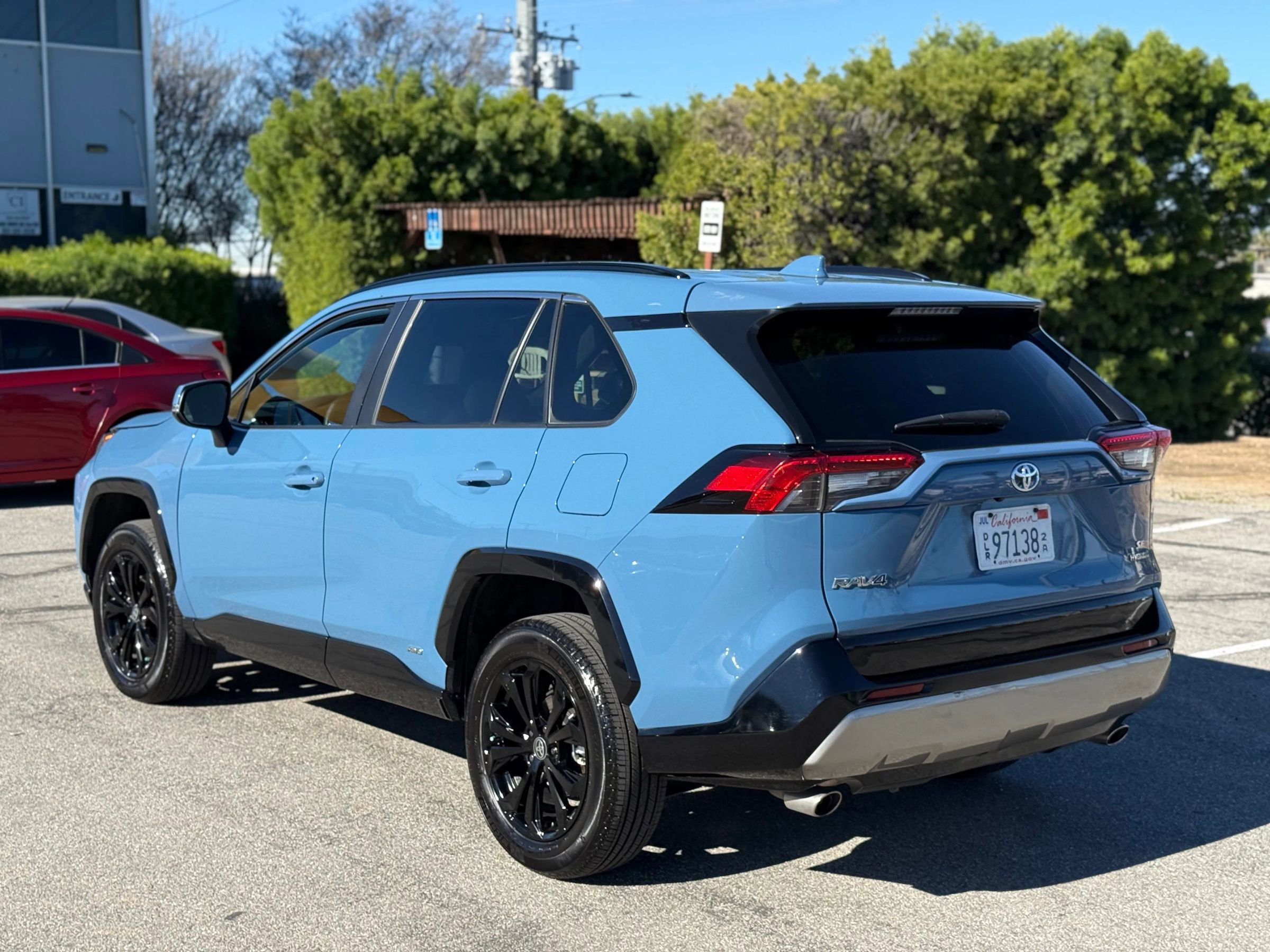 Used 2022 Toyota RAV4 SE w/ Convenience Package image 4