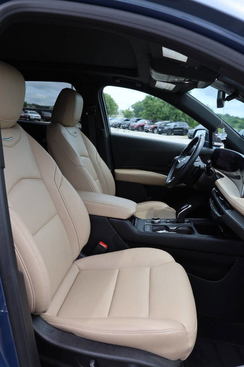 Used 2024 Cadillac XT4 Premium Luxury w/ Cold Weather Package image 15