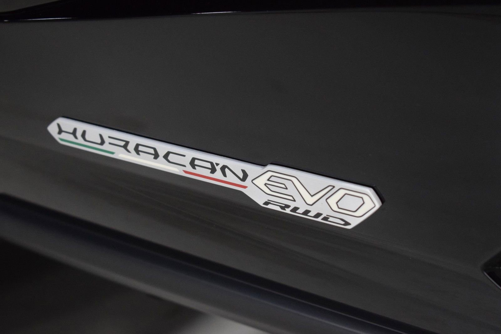 Used 2023 Lamborghini Huracan EVO image 11