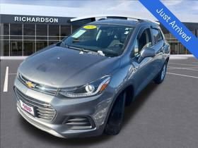 Used 2020 Chevrolet Trax LT w/ Sun & Sound Package image 1