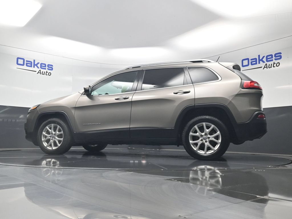 Used 2017 Jeep Cherokee Latitude w/ Cold Weather Group FWD image 37
