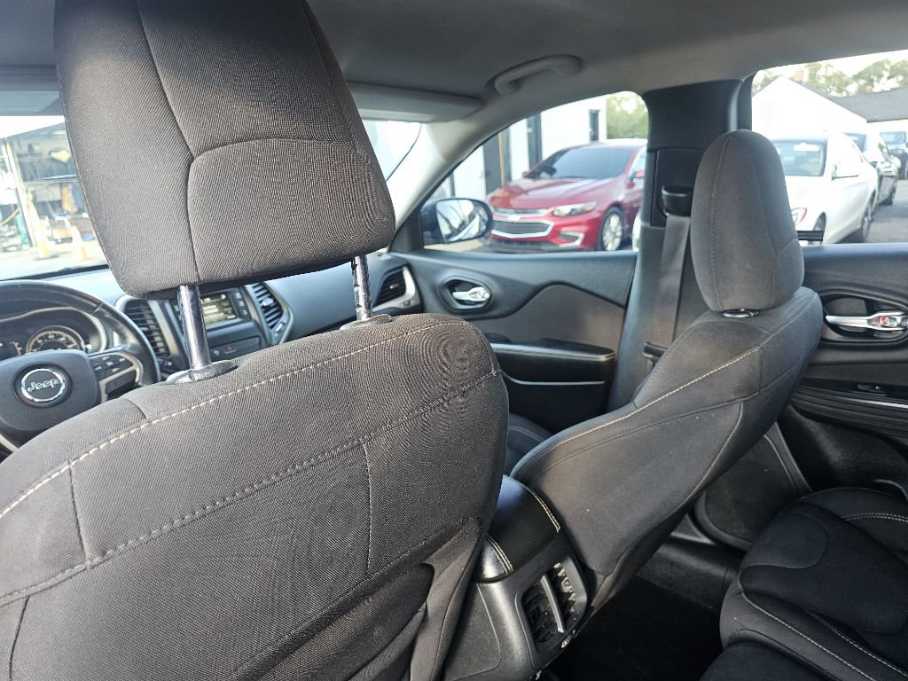 Used 2016 Jeep Cherokee Latitude w/ Safety/Convenience Group image 38