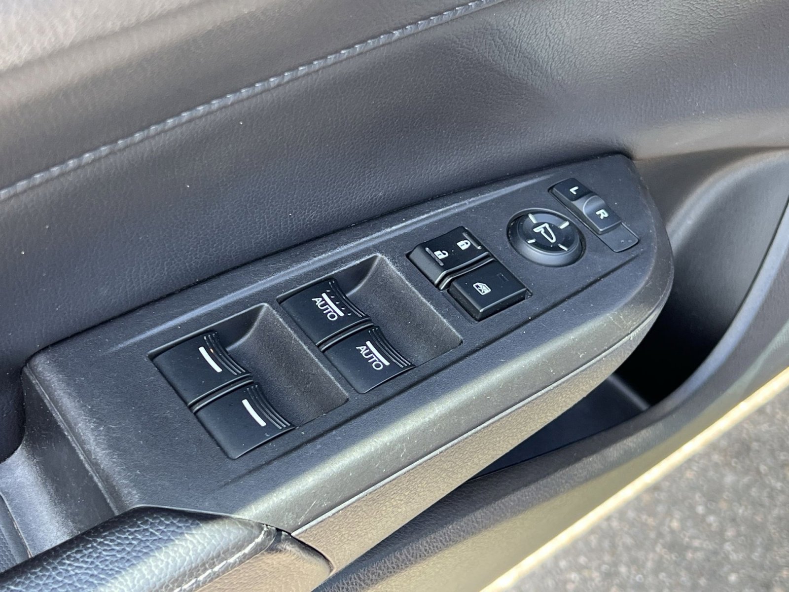 Used 2013 Acura ILX Hybrid w/ Technology Package image 16