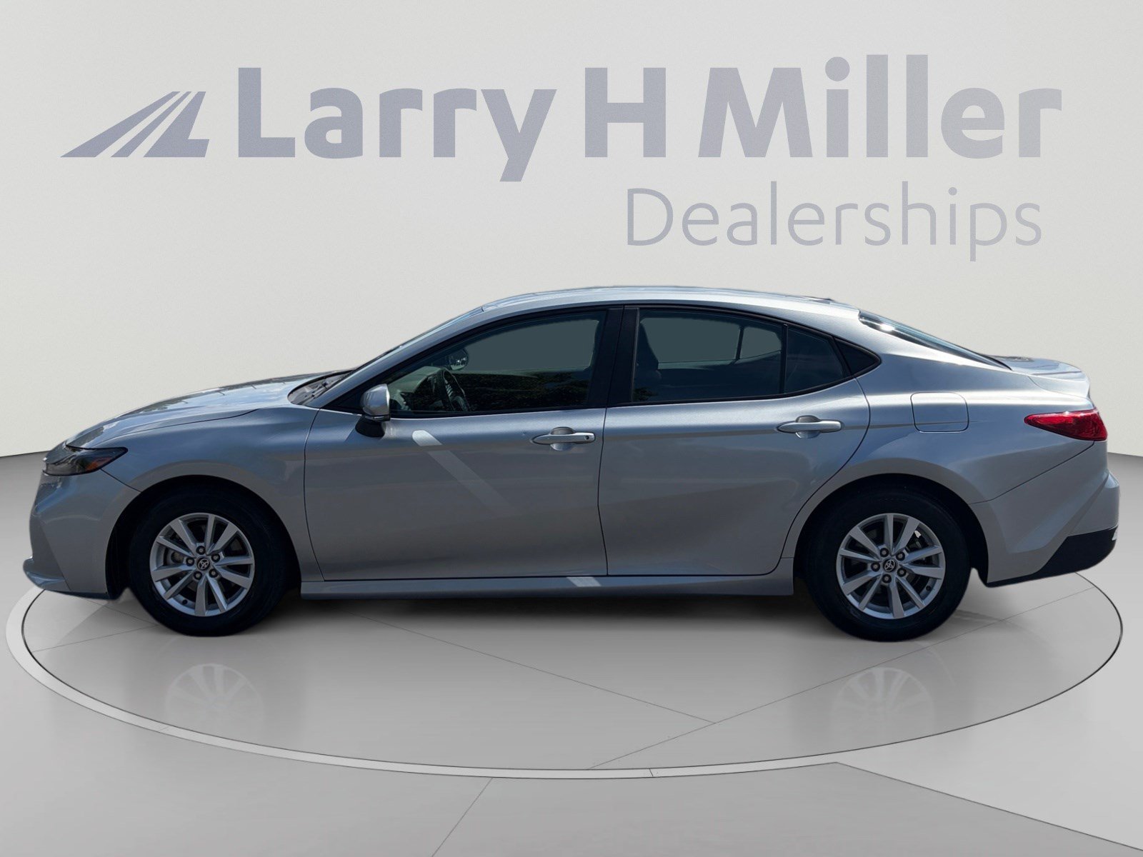 Used 2025 Toyota Camry LE FWD image 2