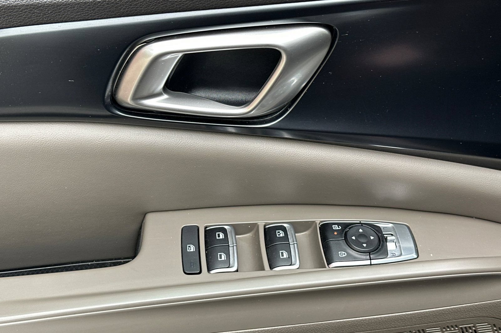 Used 2025 Kia Carnival FWD image 14