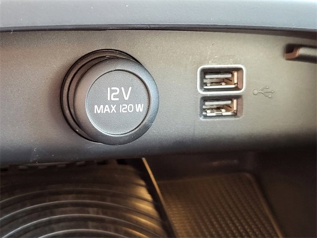 Used 2019 Volvo XC40 T5 Momentum image 30