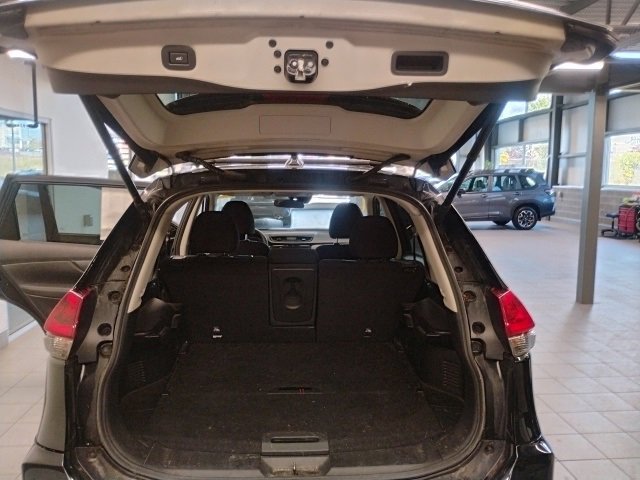 Used 2020 Nissan Rogue SV image 16
