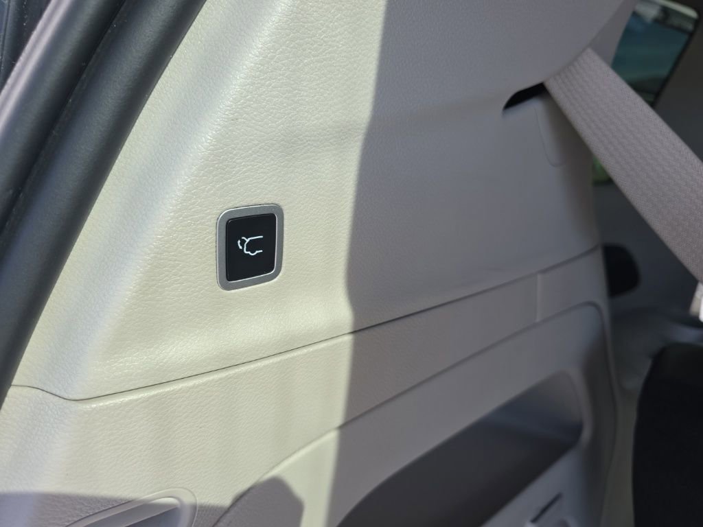 Used 2024 Chrysler Pacifica Touring-L image 15