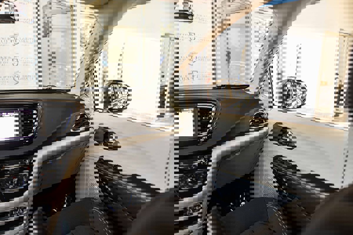 Used 2022 Chrysler Voyager LX image 37