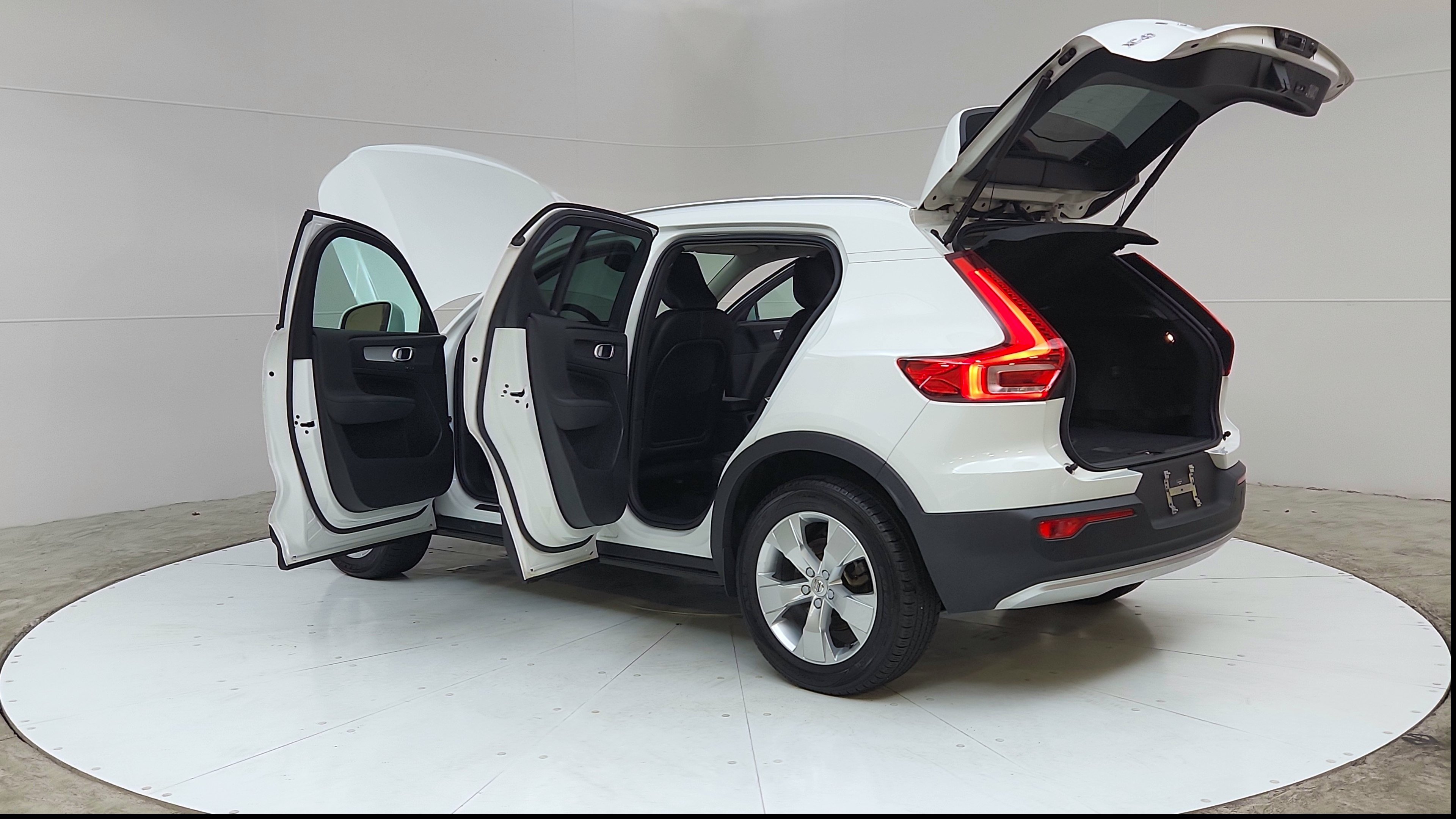 Used 2020 Volvo XC40 T4 Momentum FWD image 11