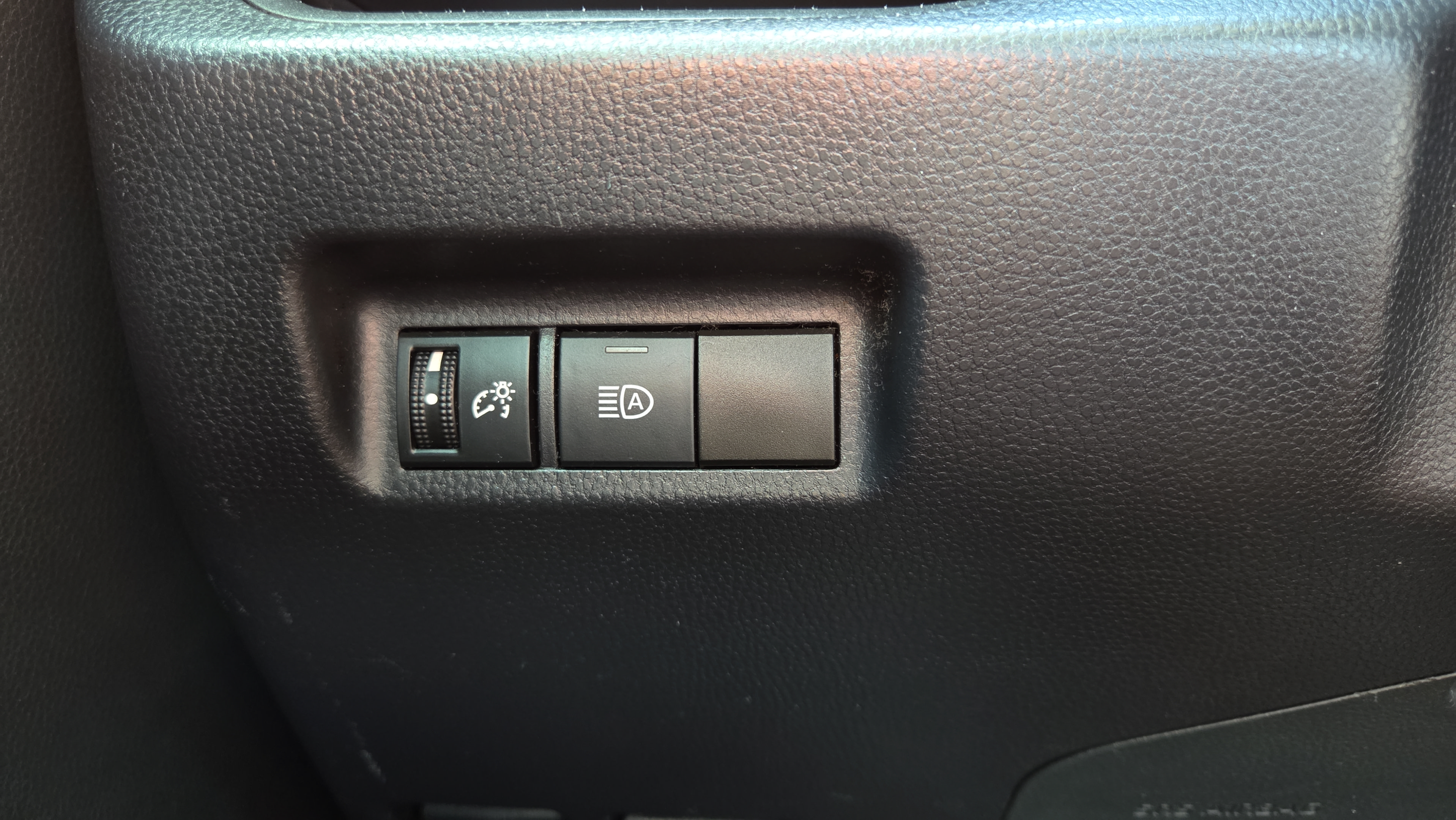 Used 2019 Toyota RAV4 LE FWD image 27