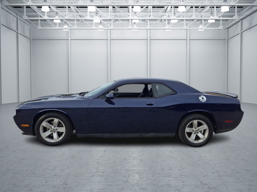 Used 2014 Dodge Challenger SXT RWD image 2