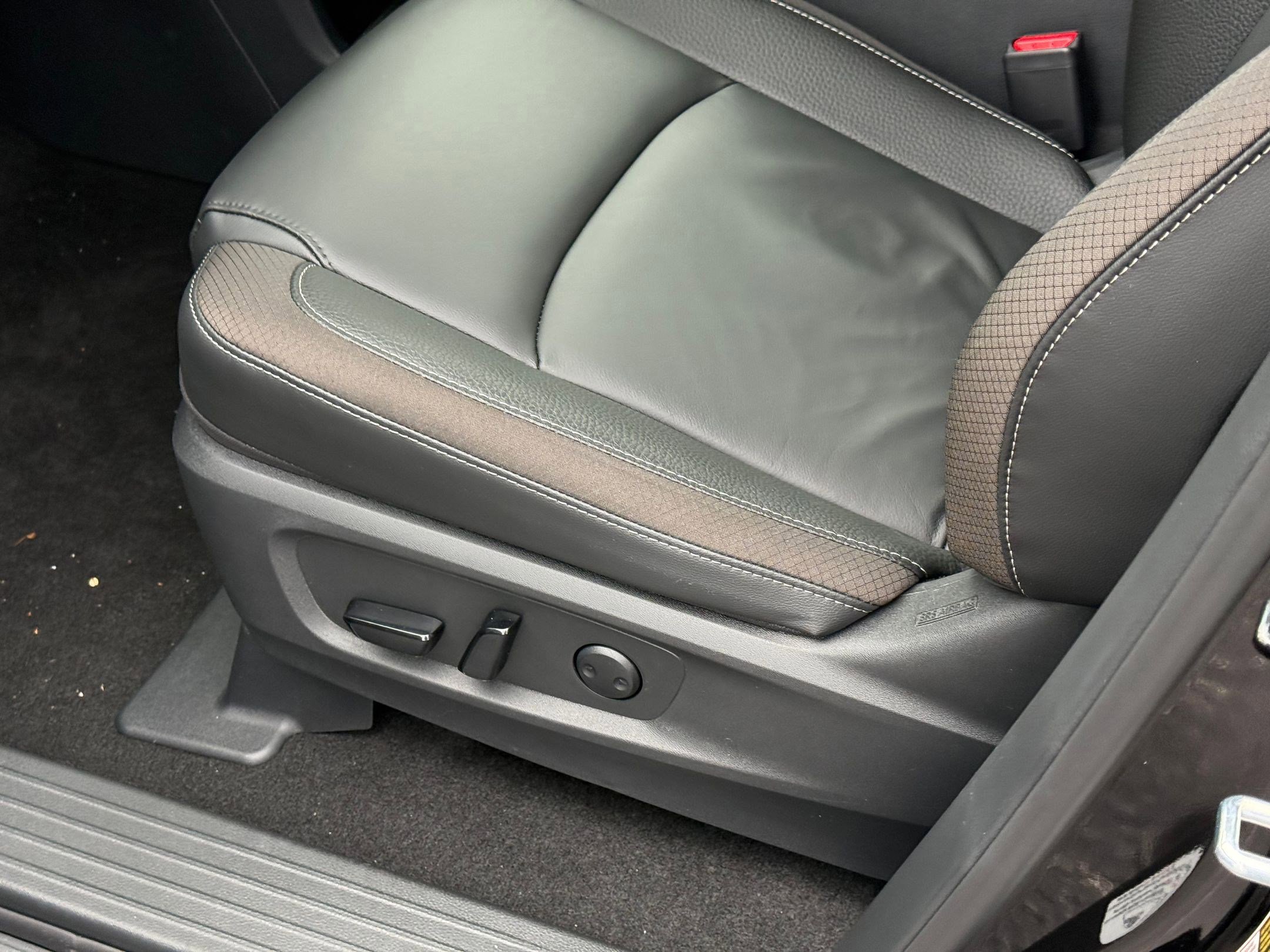 New 2025 Nissan Pathfinder SL w/ SL Premium Package image 4