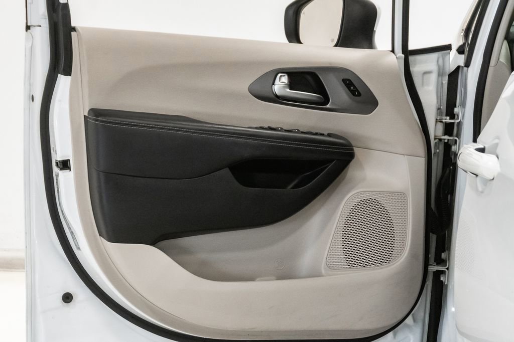 Used 2023 Chrysler Pacifica Touring-L FWD image 8