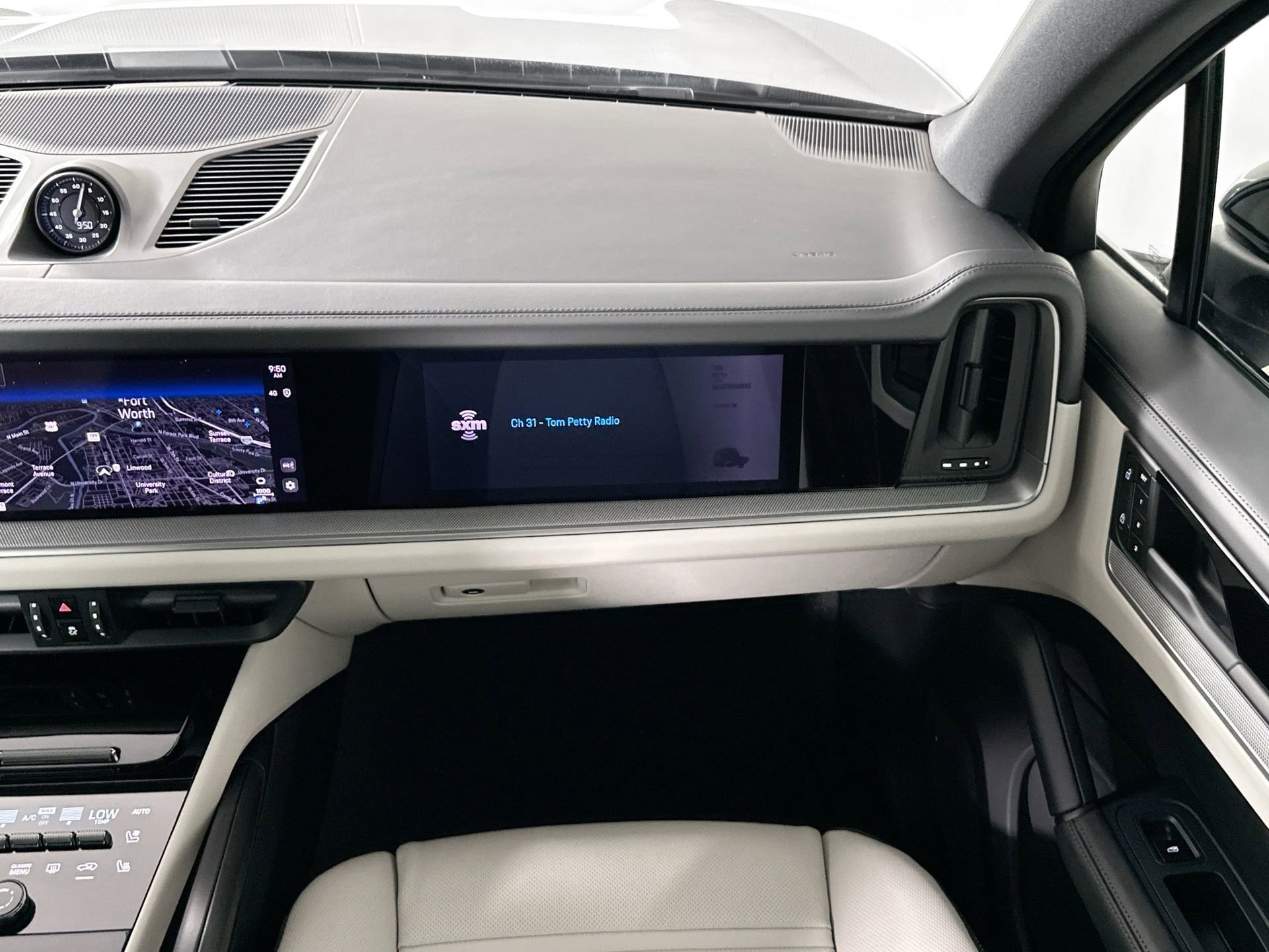 Certified 2025 Porsche Cayenne E-Hybrid image 31