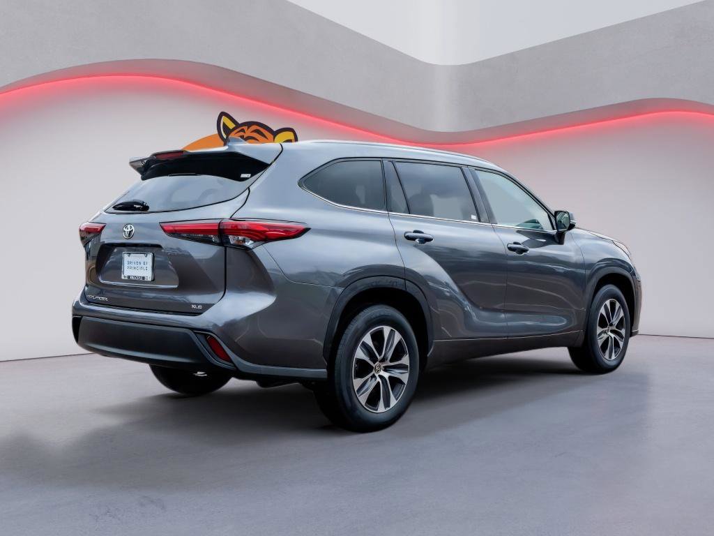 Used 2022 Toyota Highlander XLE image 5