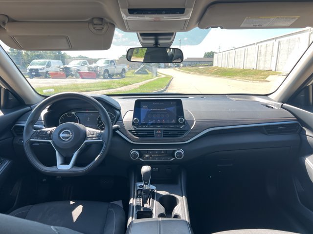 Used 2025 Nissan Altima 2.5 SV FWD image 21