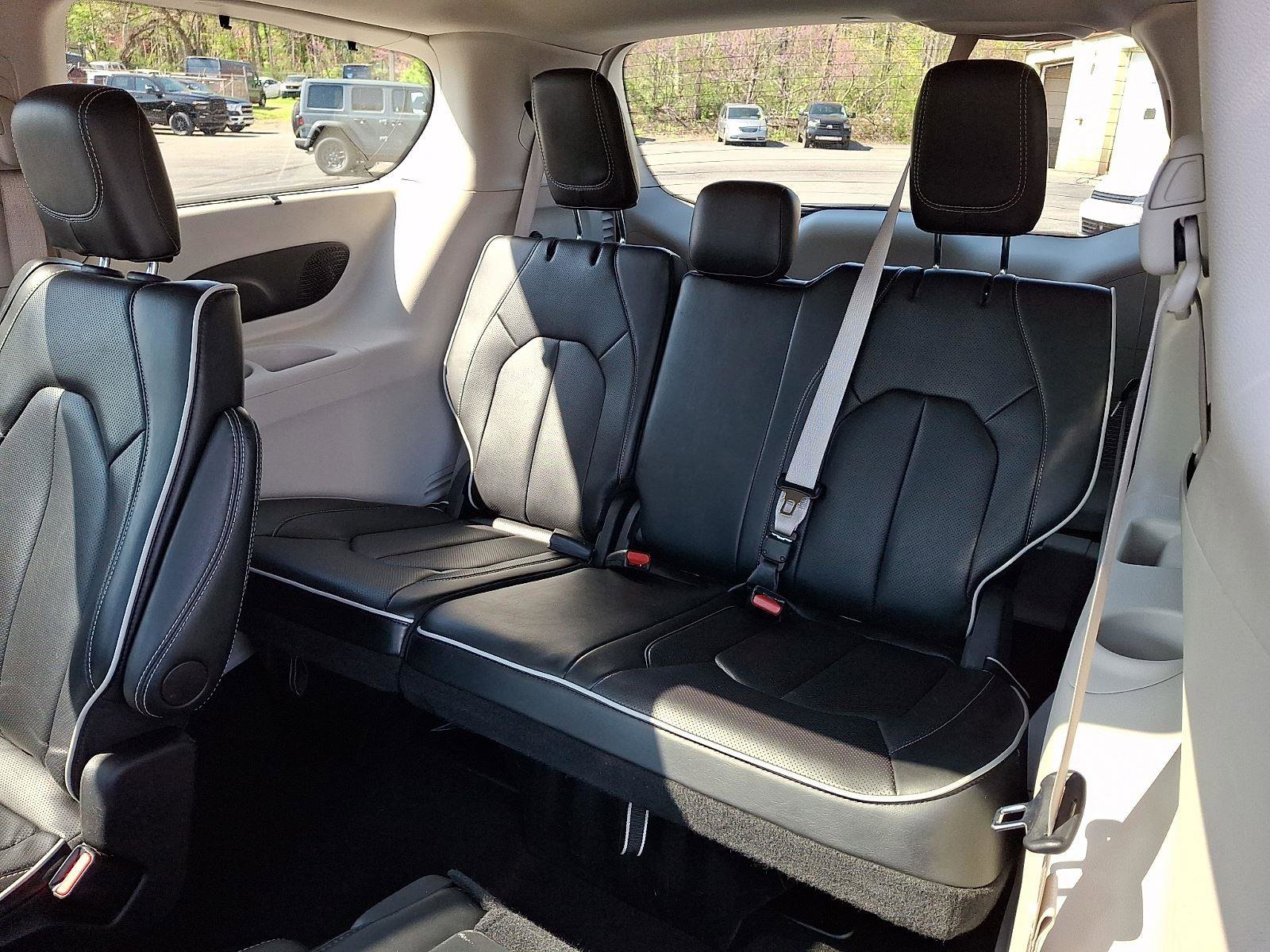 Certified 2024 Chrysler Pacifica Limited FWD image 11