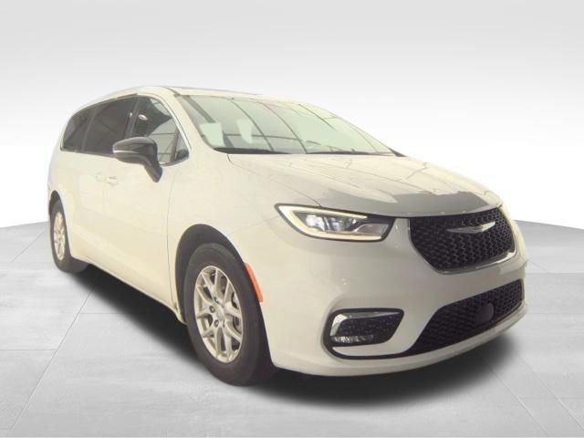 Used 2025 Chrysler Pacifica Select image 10