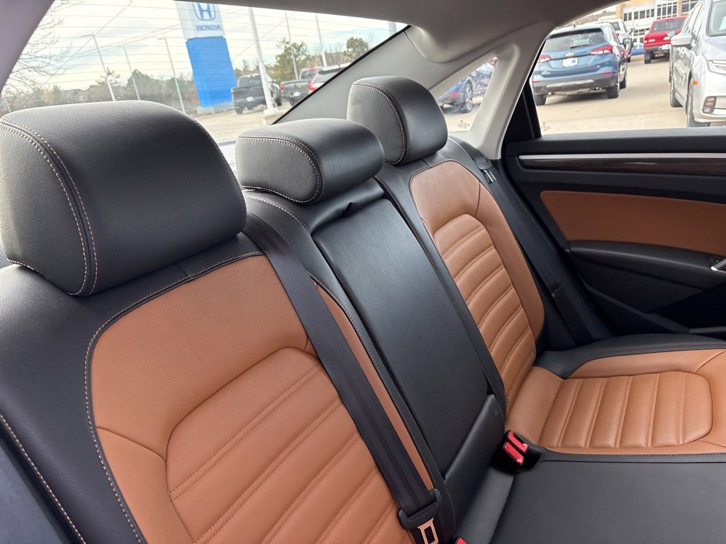 Used 2018 Volkswagen Passat 2.0T SEL Premium image 31