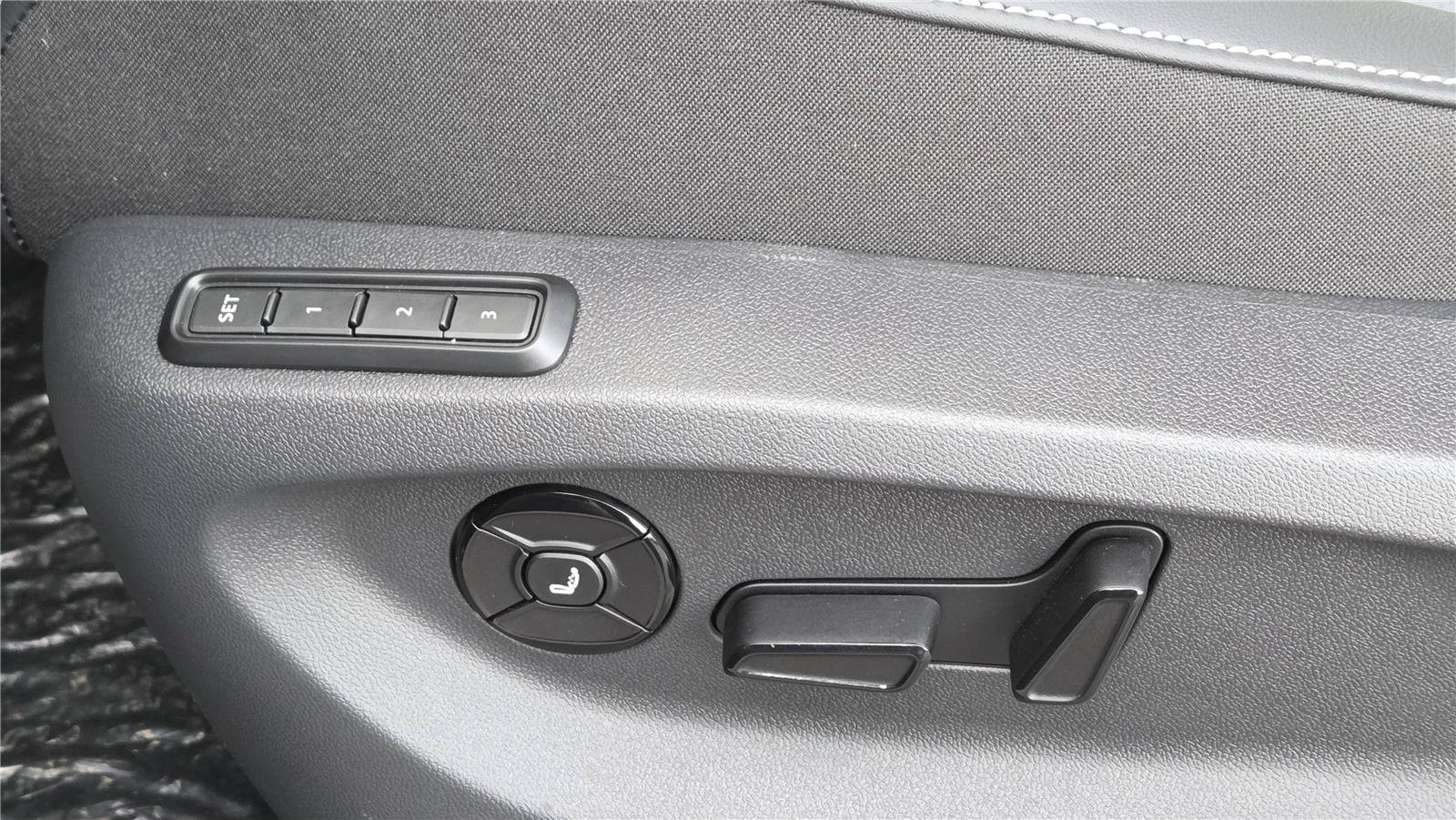 New 2026 Volkswagen Tiguan SEL R-Line AWD/4WD image 15