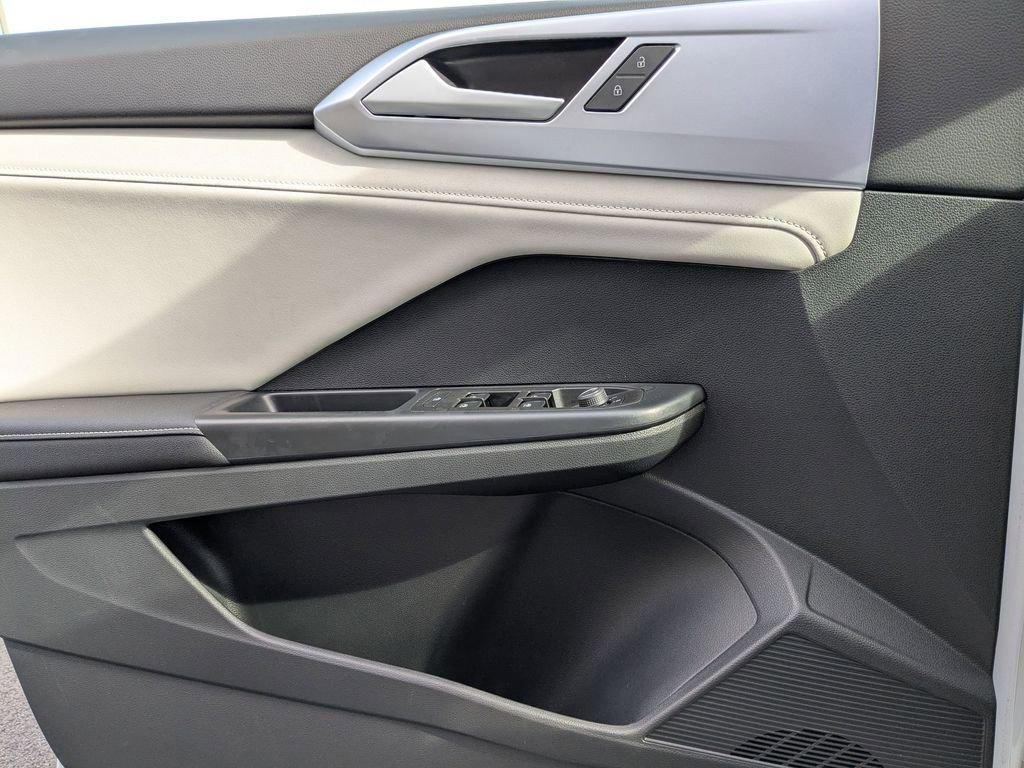 Used 2025 Volkswagen Taos SE image 11