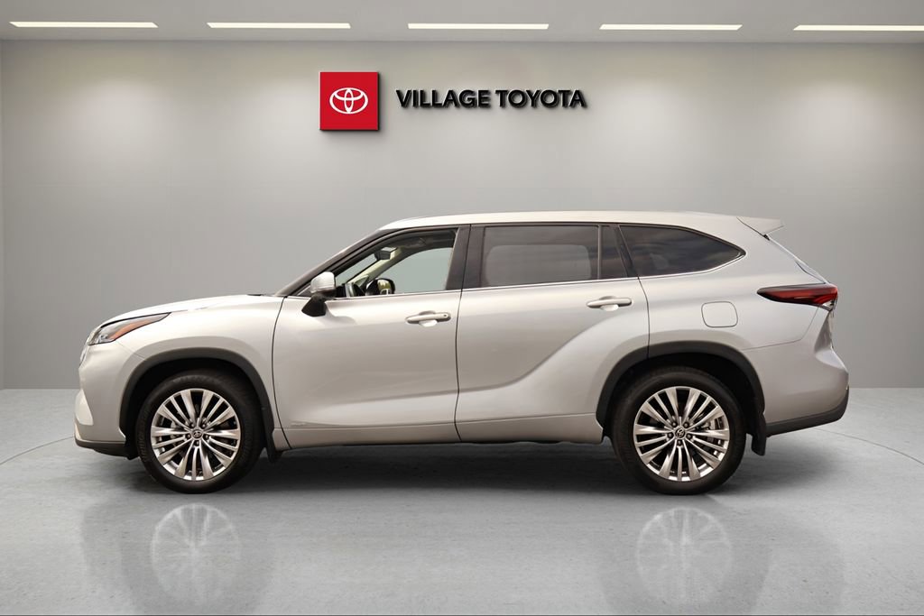 Certified 2024 Toyota Highlander Platinum AWD/4WD image 2