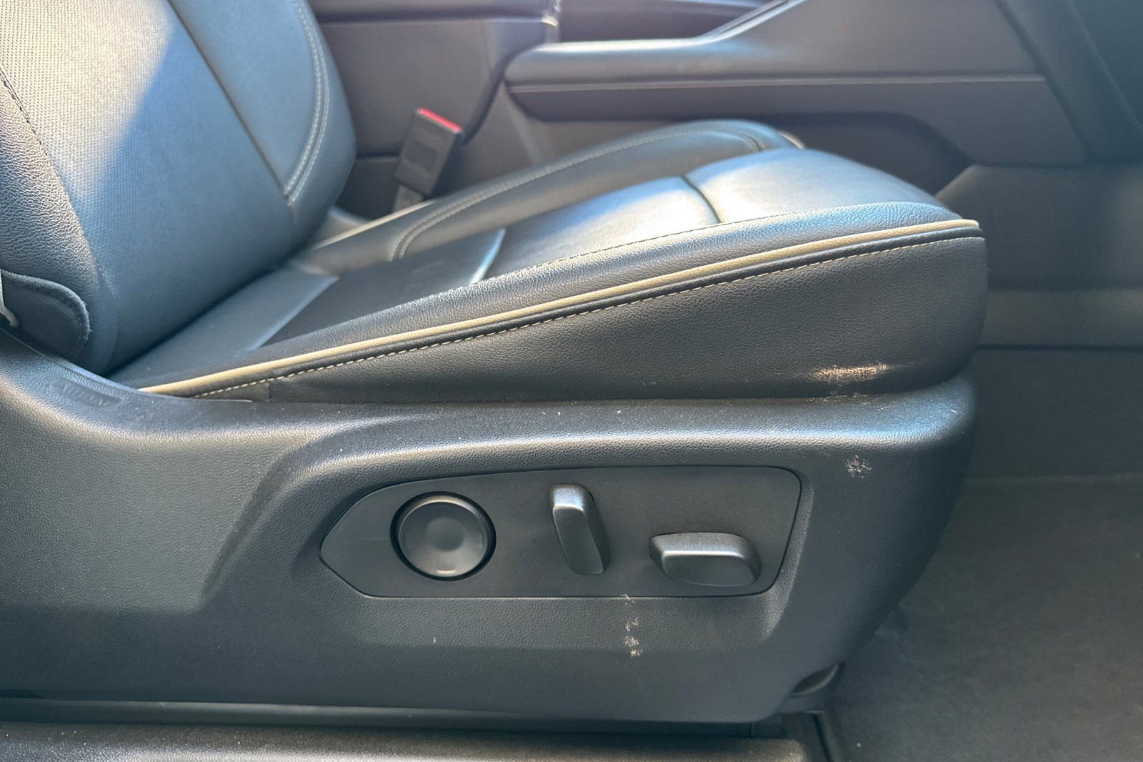 Used 2024 Chevrolet Suburban Premier image 23