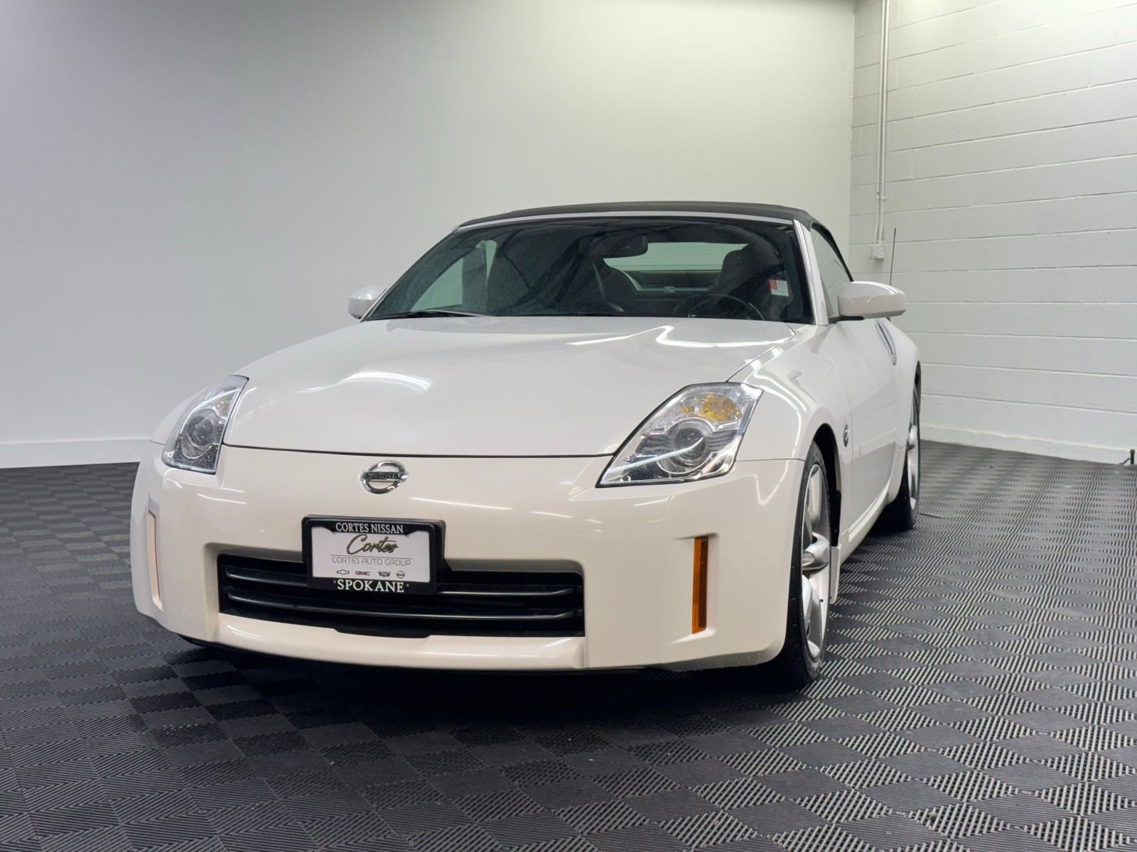 Used 2009 Nissan 350Z Touring image 1