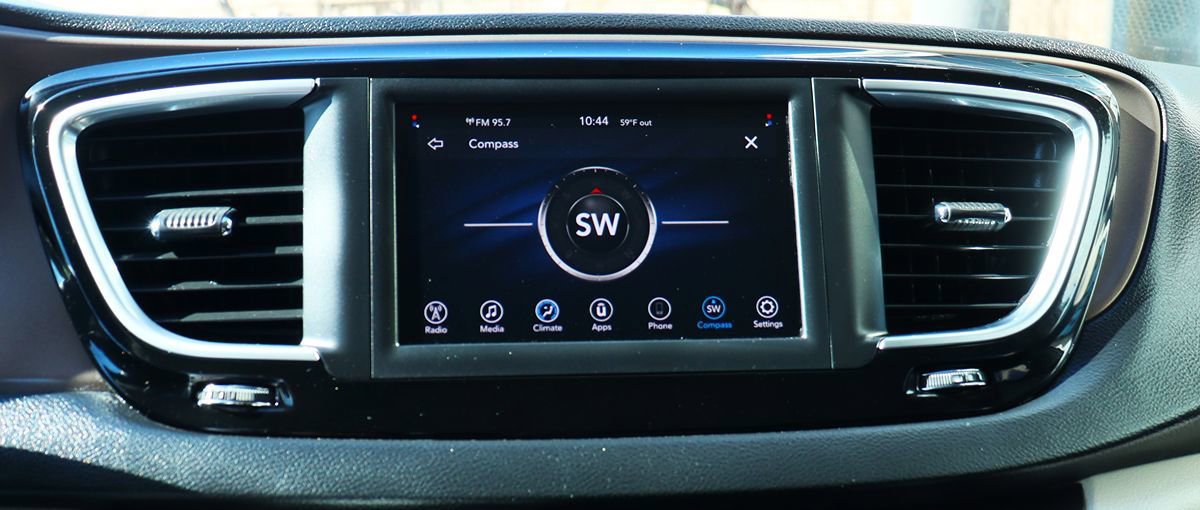 Used 2020 Chrysler Voyager L FWD image 48
