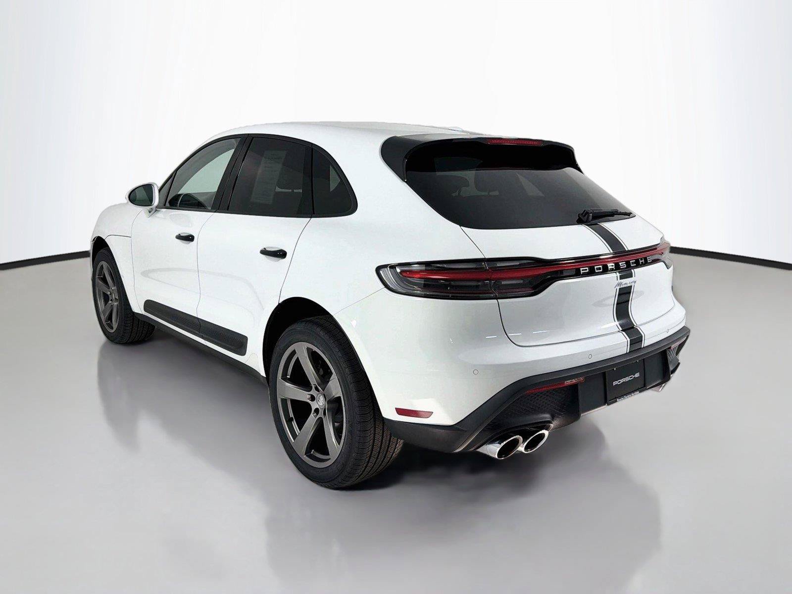Certified 2022 Porsche Macan AWD/4WD image 3