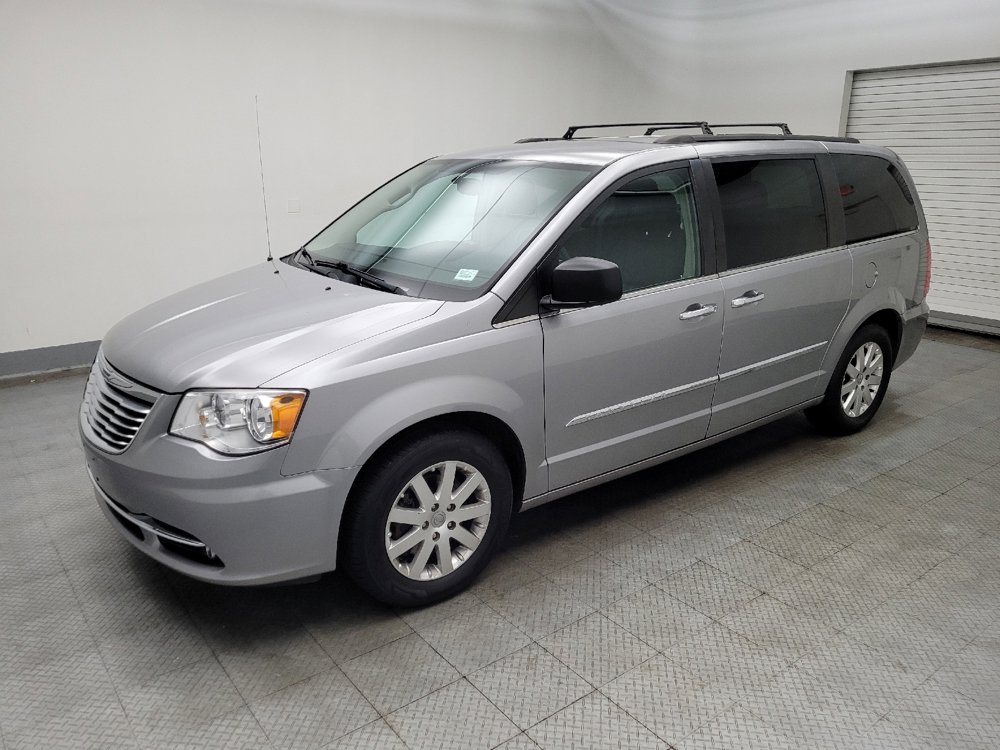 Used 2016 Chrysler Town & Country Touring w/ Driver Convenience Group FWD image 2
