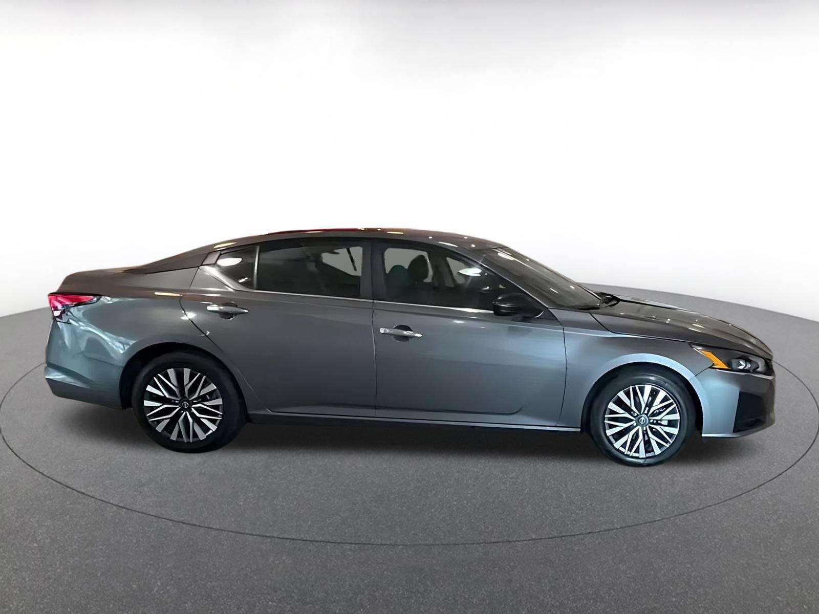 Used 2025 Nissan Altima 2.5 SV FWD image 11