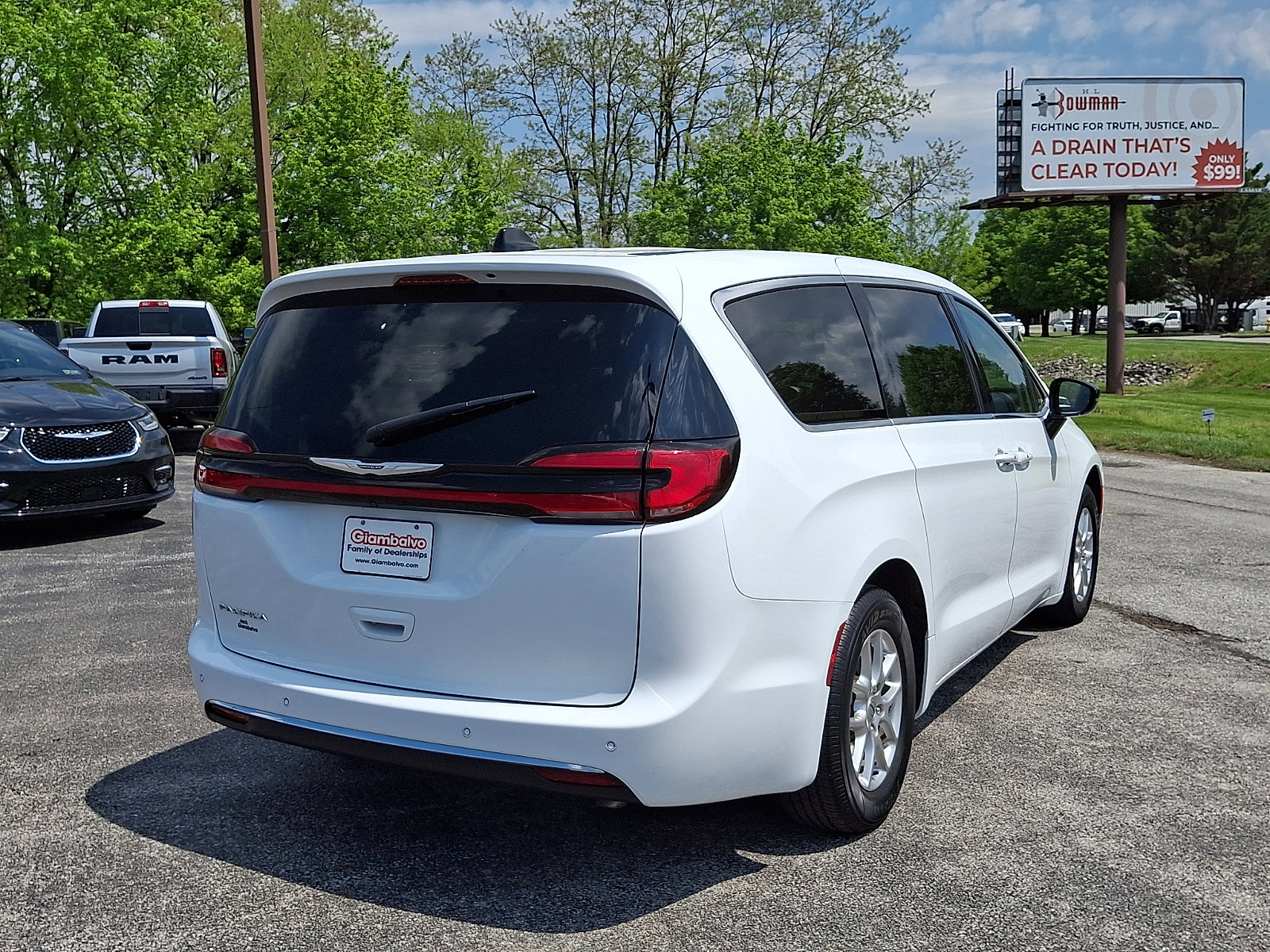 Used 2024 Chrysler Pacifica Touring-L FWD image 11