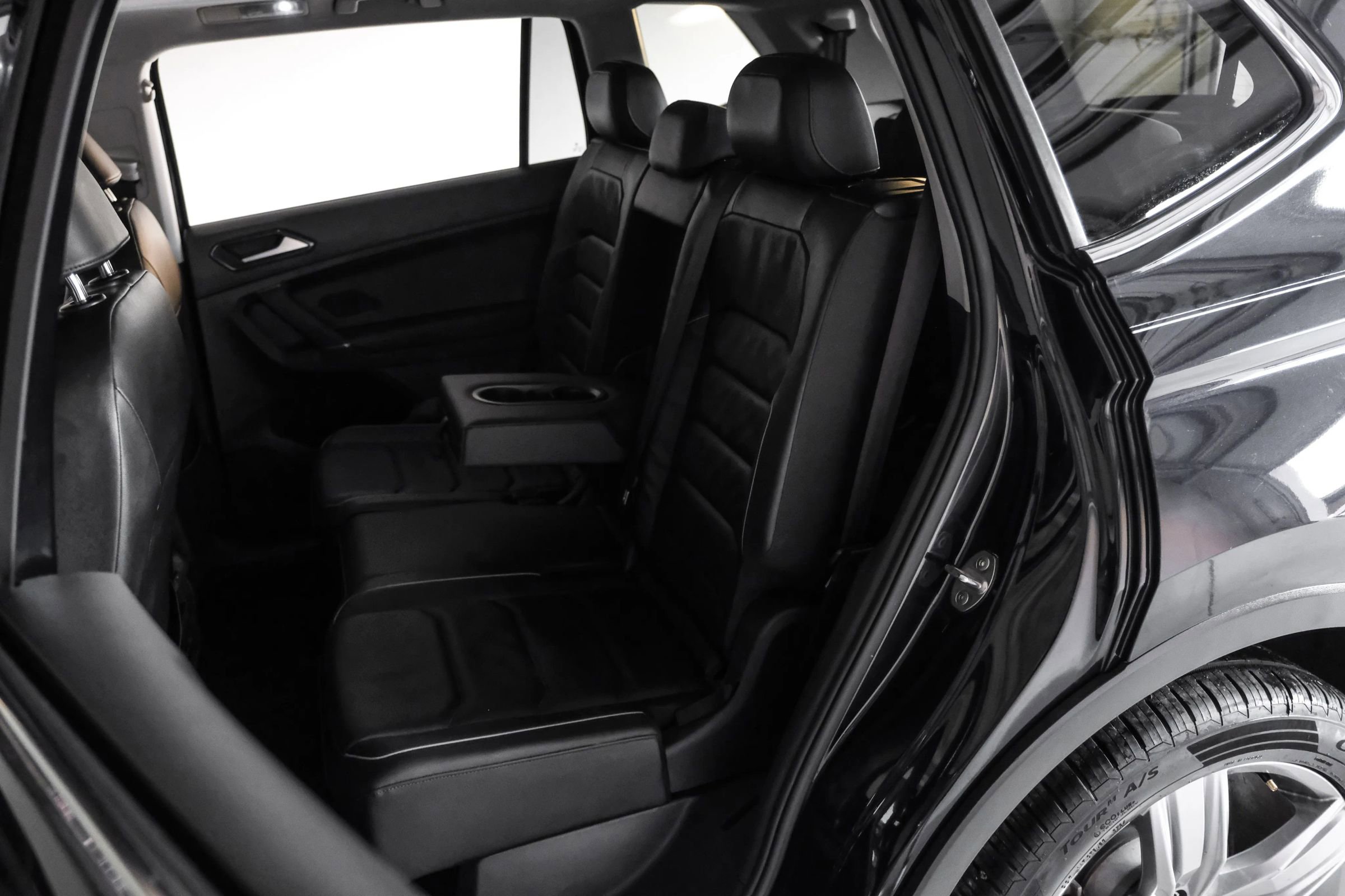 Used 2018 Volkswagen Tiguan SEL Premium image 32