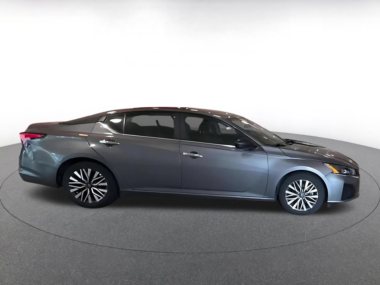 Used 2025 Nissan Altima 2.5 SV FWD image 12