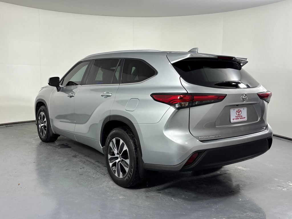 Used 2023 Toyota Highlander XLE image 4