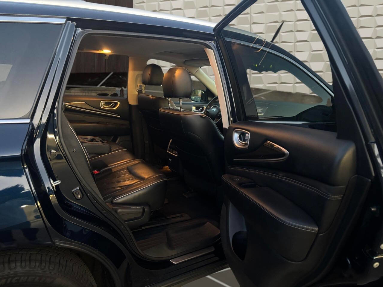 Used 2020 INFINITI QX60 Luxe w/ Essential Package FWD image 19
