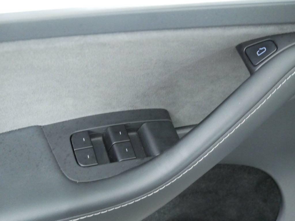 Used 2025 Tesla Model Y Long Range AWD/4WD image 21
