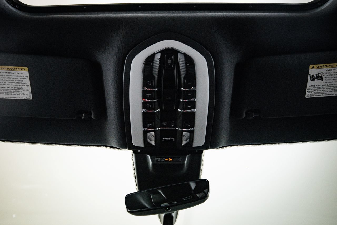 Certified 2024 Porsche Macan AWD/4WD image 19