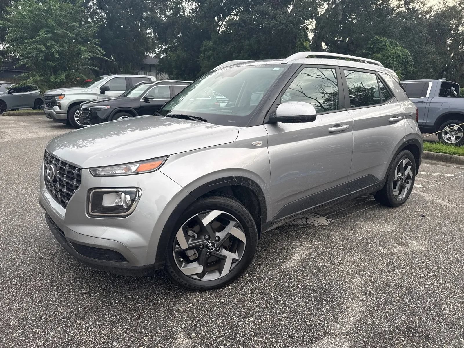 Used 2024 Hyundai Venue SEL FWD image 3