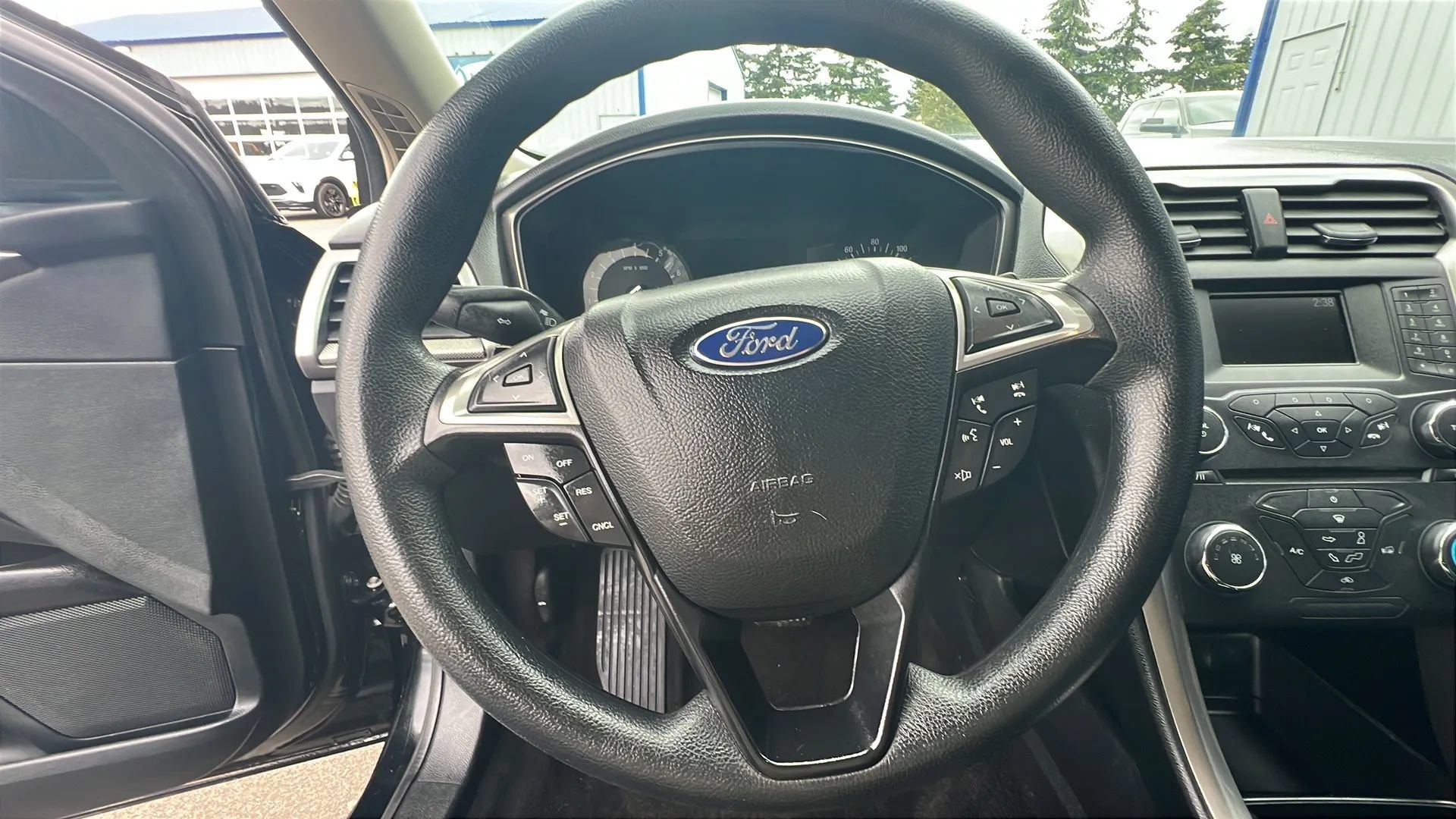 Used 2017 Ford Fusion SE FWD image 19