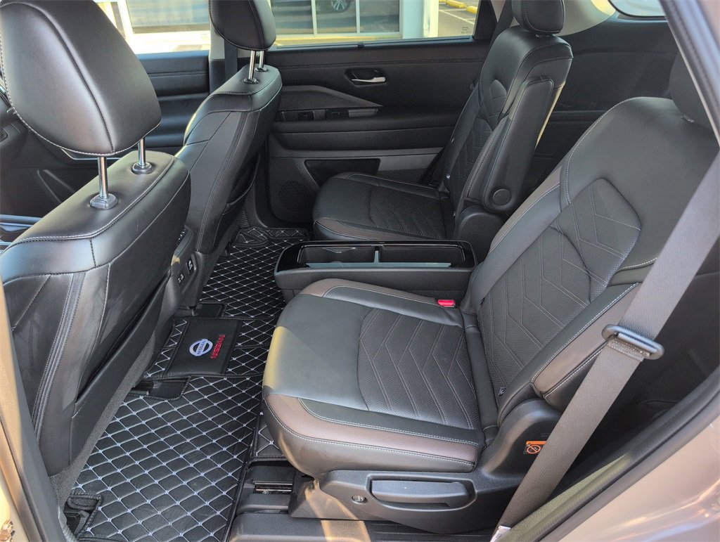 Used 2024 Nissan Pathfinder Platinum image 29