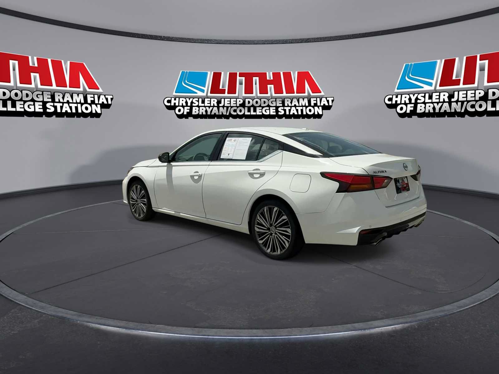 Used 2025 Nissan Altima 2.5 SR FWD image 6