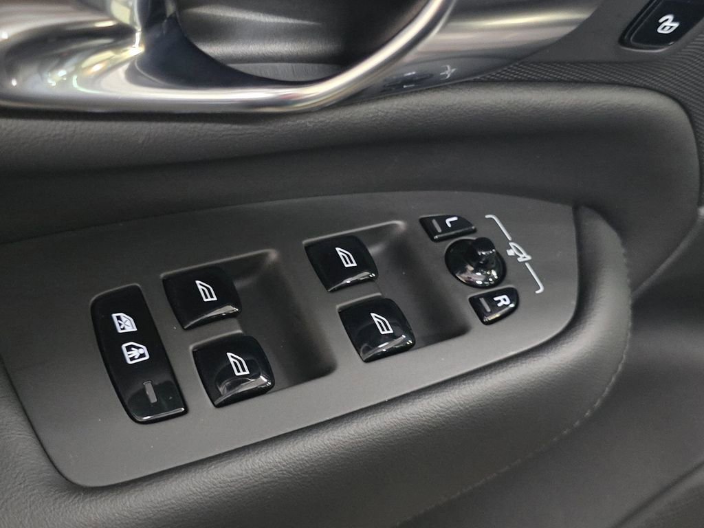 Certified 2025 Volvo XC90 B6 Core w/ Climate Package image 24