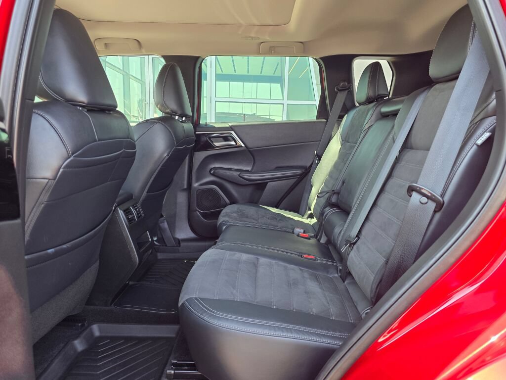 Used 2023 Mitsubishi Outlander 4WD Plug-In Hybrid image 14