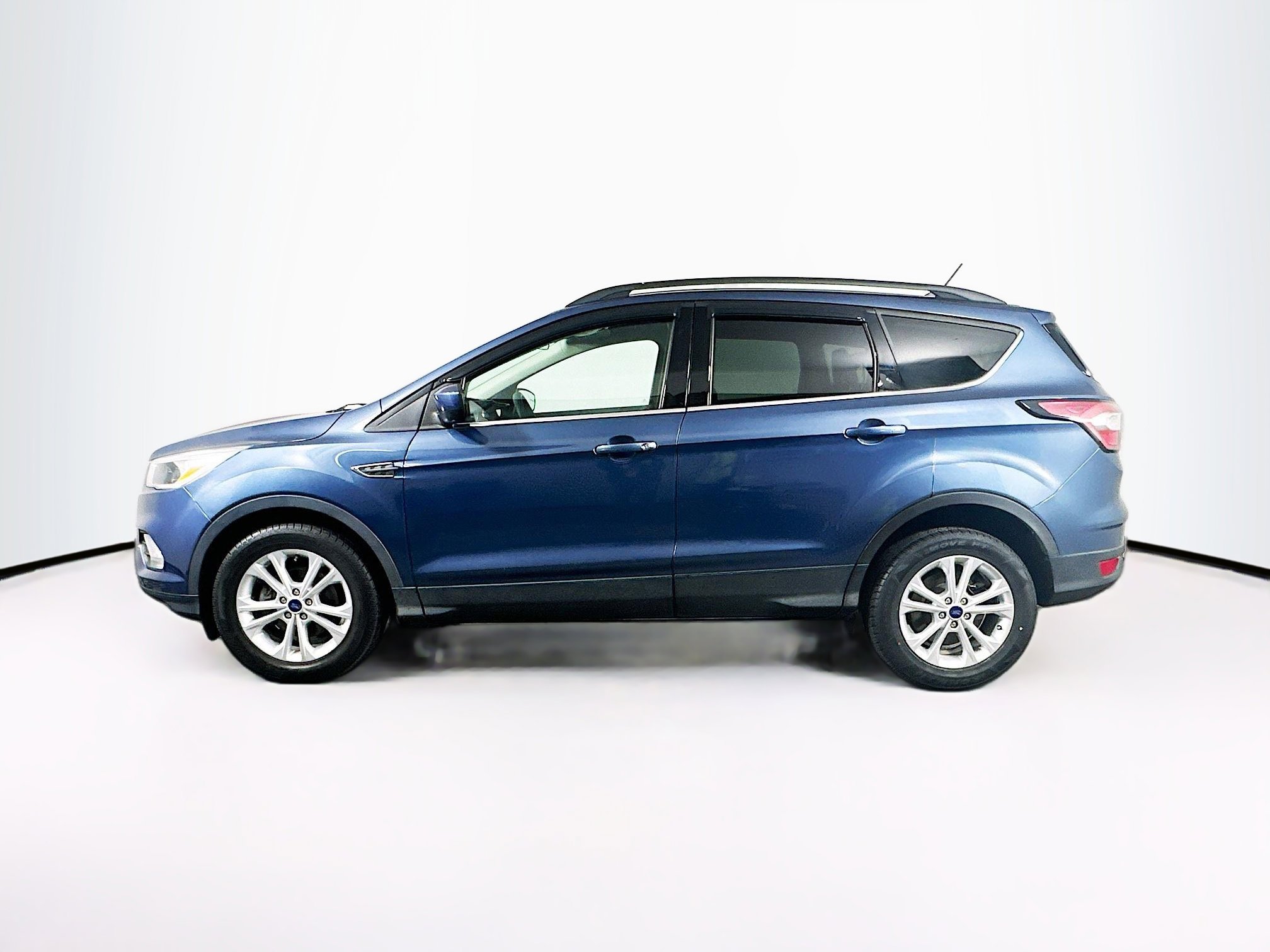 Used 2018 Ford Escape SE w/ SE Sync 3 Package image 4