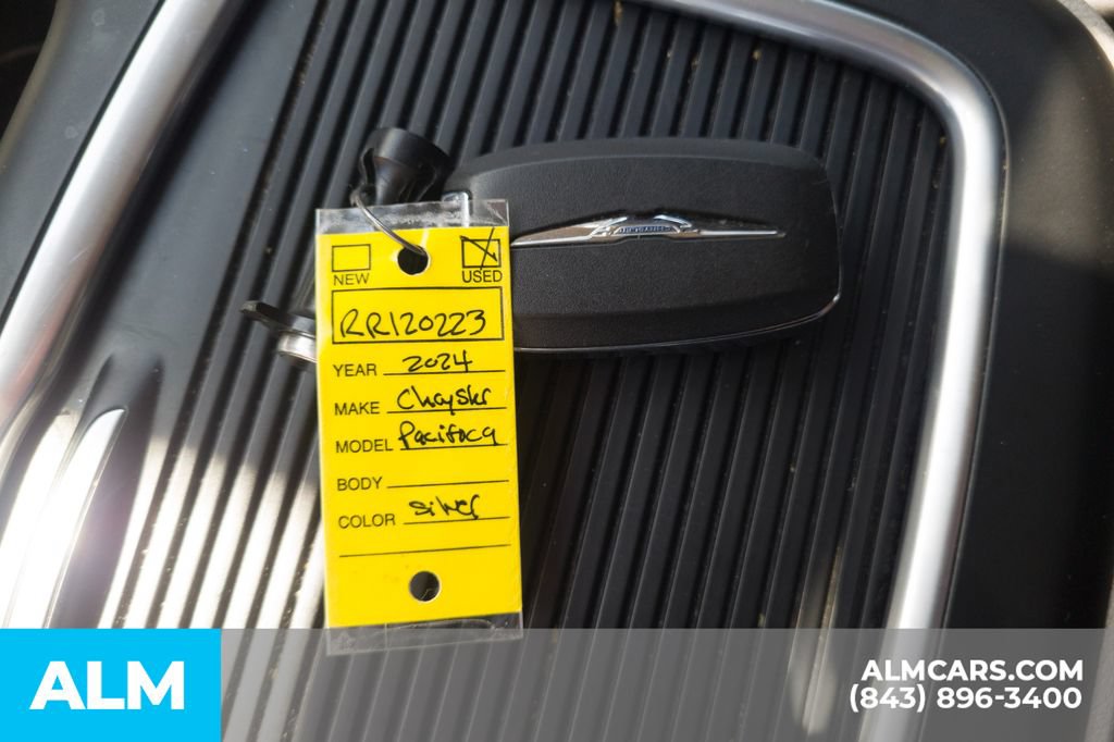 Used 2024 Chrysler Pacifica Touring-L FWD image 16
