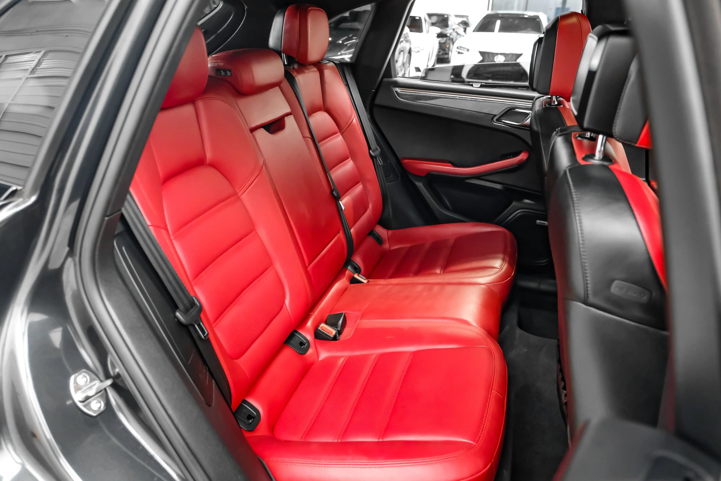 Used 2017 Porsche Macan Turbo AWD/4WD image 32