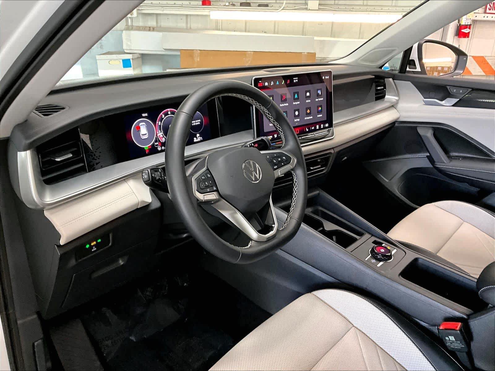 Certified 2025 Volkswagen Tiguan SE FWD image 17